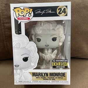 Pop Icons Marilyn Monroe Exclusive Gray Vinyl Figure
